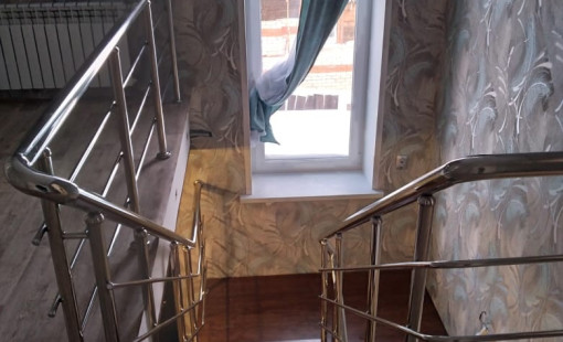 - Поручень 50.8 диаметром; - Стойка 38 диаметром; - Шаг стойки через две ступени; - Три ригеля 16 диаметром; - Высота 0.92см.