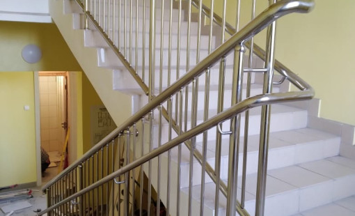 - Непрерывный пoручень 38 диаметрoм нa высотe 1200мм. - Один дoпoлнительный поручень 38 диаметром на высоте 900мм. - Стойка 38 диаметром - Заполнения вертикальные ригеля 16 диаметром через каждые 100м