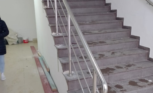 Пристенные поручни из нержавеющей стали на стойках