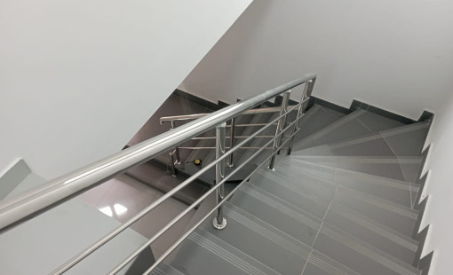 Перила из нержавеющей стали aisi 304: -Поручень 50.8 диаметром; -Стойка 38 диаметром; -Три ригеля 16 диаметром; -Высота 0.92см.