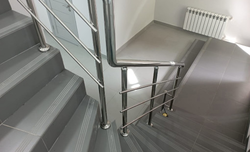 Перила из нержавеющей стали aisi 304: -Поручень 50.8 диаметром; -Стойка 38 диаметром; -Три ригеля 16 диаметром; -Высота 0.92см.