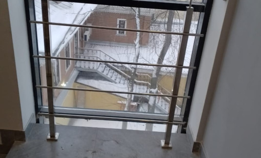 Перила, пристенный поручень и ограждение окон из нержавеющей стали